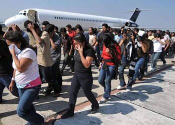 Denuncian que al menos 50 hondureños deportados de Estados Unidos habrían sido enviados a cárcel de El Salvador