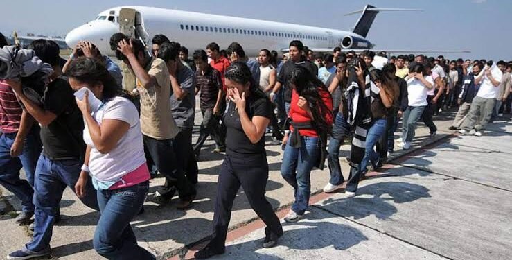 Denuncian que al menos 50 hondureños deportados de Estados Unidos habrían sido enviados a cárcel de El Salvador