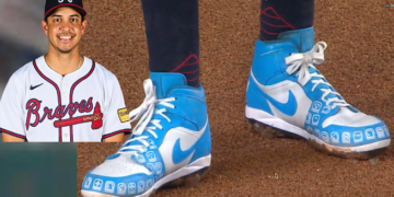 El pelotero hondureño Dubón usa botines especiales para recaudar fondos para mil escuelas en su país