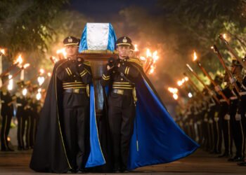 Entre honores militares El Salvador traslada los restos del unionista Francisco Morazán a un nuevo mausoleo