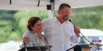Polémica asesora presidencial costarricense acude a la Fiscalía tras restricción migratoria en caso de delitos electorales