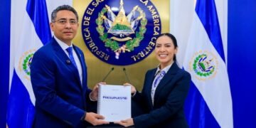 Gobierno salvadoreño presenta presupuesto 2027 por $12,421 millones