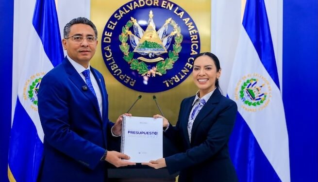 Gobierno salvadoreño presenta presupuesto 2027 por $12,421 millones