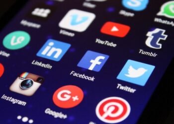 Parlamento costarricense discute prohibir redes sociales a menores de 15 años