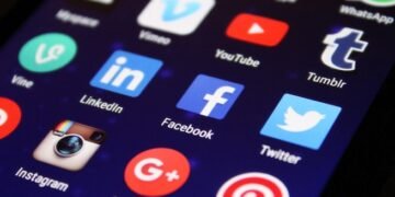 Parlamento costarricense discute prohibir redes sociales a menores de 15 años