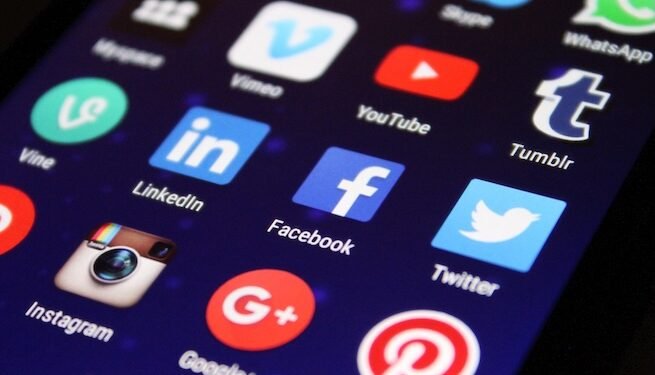 Parlamento costarricense discute prohibir redes sociales a menores de 15 años