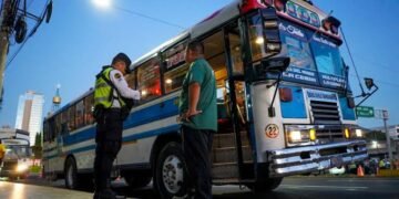 El transporte se dispara 8,23 % en El Salvador, su mayor alza en cuatro años