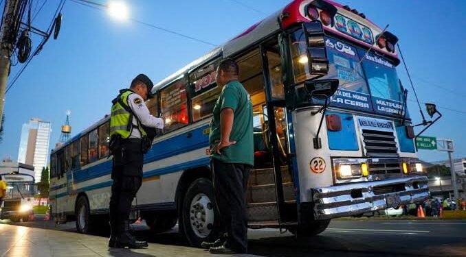 El transporte se dispara 8,23 % en El Salvador, su mayor alza en cuatro años