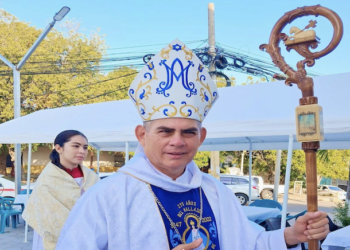 Obispo hondureño Teodoro Gómez fallece durante escala en Madrid