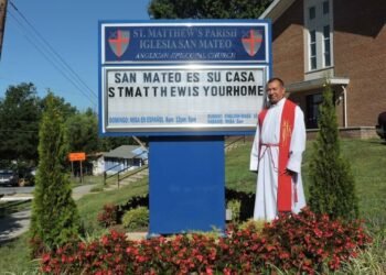 Sacerdote anglicano salvadoreño acoge a hijos de migrantes deportados en Estados Unidos