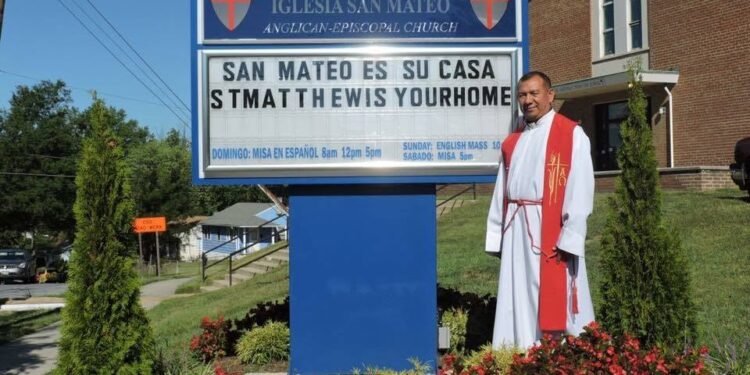 Sacerdote anglicano salvadoreño acoge a hijos de migrantes deportados en Estados Unidos