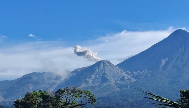 Volcán Santiaguito registra hasta tres explosiones por hora en Guatemala
