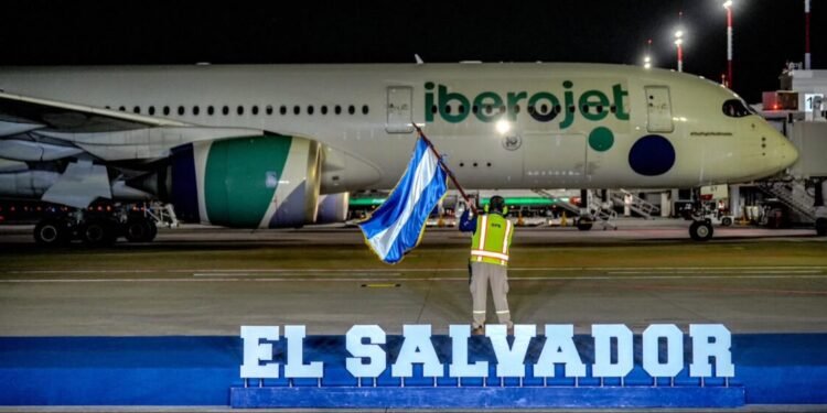 Iberojet conecta por primera vez El Salvador con Barcelona y refuerza vuelos a España