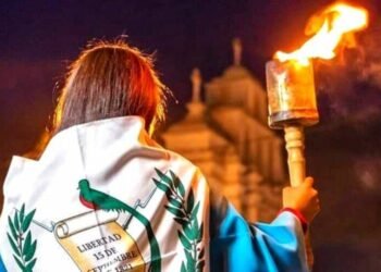 Guatemala restringe las antorchas cívicas en 3 departamentos por riesgos para estudiantes