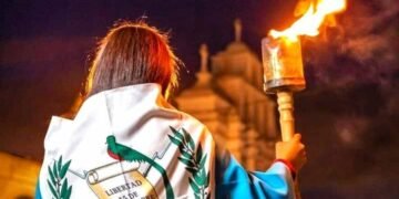 Guatemala restringe las antorchas cívicas en 3 departamentos por riesgos para estudiantes