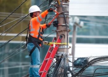 Diputados panameños analizan proyecto para que distribuidoras eléctricas compensen a los clientes por fallas en su servicio