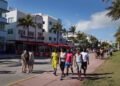 Crisis de vivienda en Miami: jóvenes con empleo no pueden dejar la casa de sus padres
