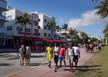 Crisis de vivienda en Miami: jóvenes con empleo no pueden dejar la casa de sus padres