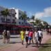Crisis de vivienda en Miami: jóvenes con empleo no pueden dejar la casa de sus padres