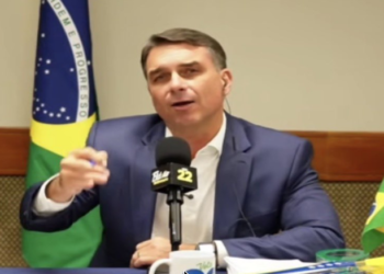 Flávio Bolsonaro lidera elecciones presidenciales de Brasil pero apunta a segunda vuelta