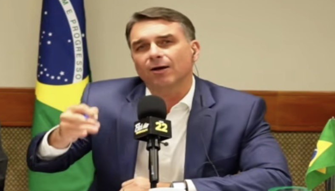 Flávio Bolsonaro lidera elecciones presidenciales de Brasil pero apunta a segunda vuelta