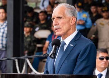 Presidente de Honduras llama a reducir el consumo de combustible ante el alza de los precios