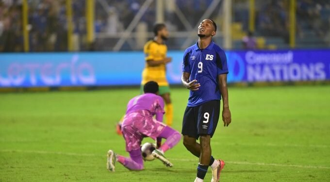 Una desteñida selección salvadoreña pierde en casa 2-0 ante Jamaica y el Bolillo Gómez se hunde aún más