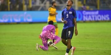 Una desteñida selección salvadoreña pierde en casa 2-0 ante Jamaica y el Bolillo Gómez se hunde aún más