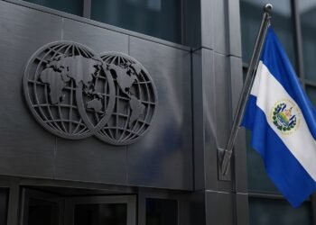 FMI libera $138 millones a El Salvador y exige avanzar con reforma de pensiones